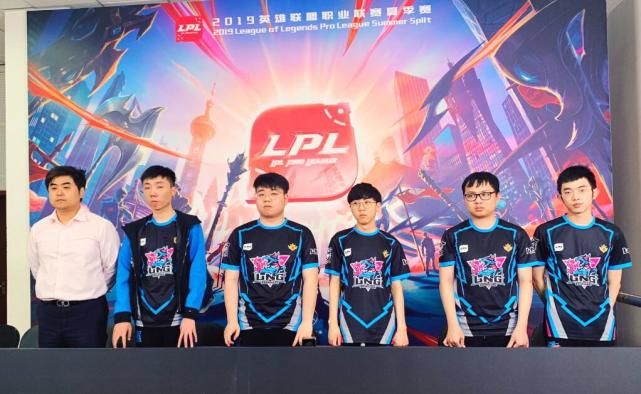 勇士轻取马刺重返西部第六 冲六形势仍存变数.